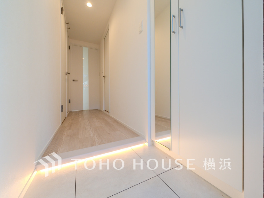 上質感漂う玄関と廊下。居住者の帰り、訪れる方を優しく迎える・安らぎに満ちた生活空間を予感させる。健やかな暮らしを楽しめることでしょう。