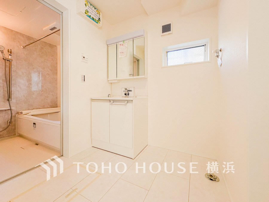 ご家族の1日が始まり、1日の終わりを締めくくる洗面空間。洗濯機を配置しても十分なスペースを確保した設計となっております。