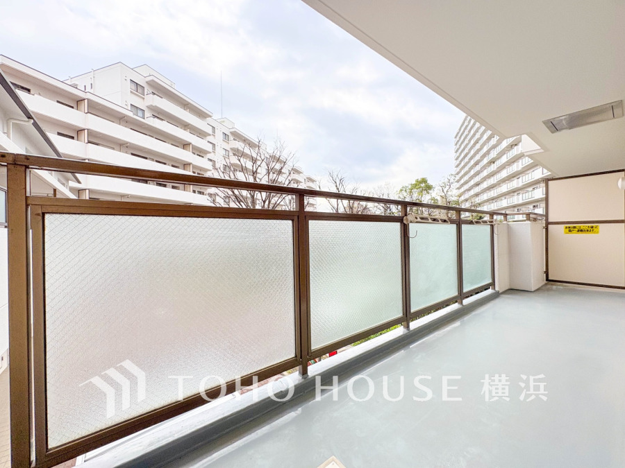 バルコニーは開放的な空間を演出しながら、プライベート性も確保された空間です
