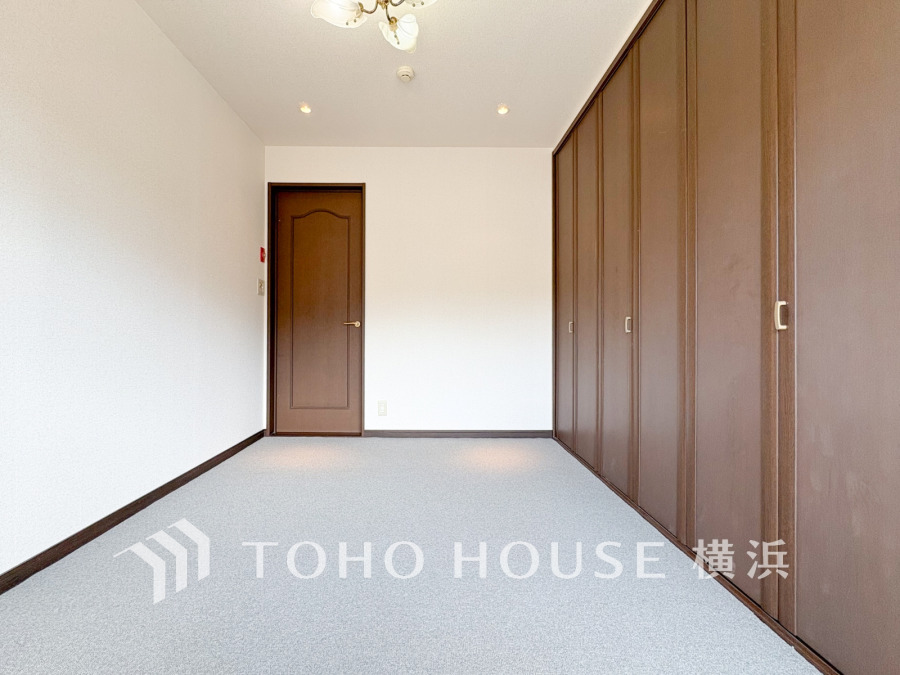 大きな窓からは快適な光を取り入れ、通気性能を上げる事で居心地の良い空間を演出します。多くの時間を過ごす住まいだからこそ、いつも快適な場所であるように心掛けています。