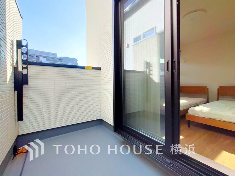 暮らしの中で光と風を演出してくれるバルコニー、見事なまでの開放的な空間を演出しながら、プライベート性も確保された空間は我が家の自慢。