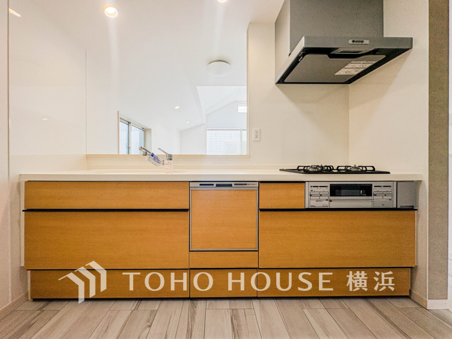 家事動線やリビングとのつながりに配慮し、食事の準備や片付けなどの家事を楽しくするキッチンスペースに仕上げました。毎日使う場所だから気持よく使えて、居心地の良い空間に。