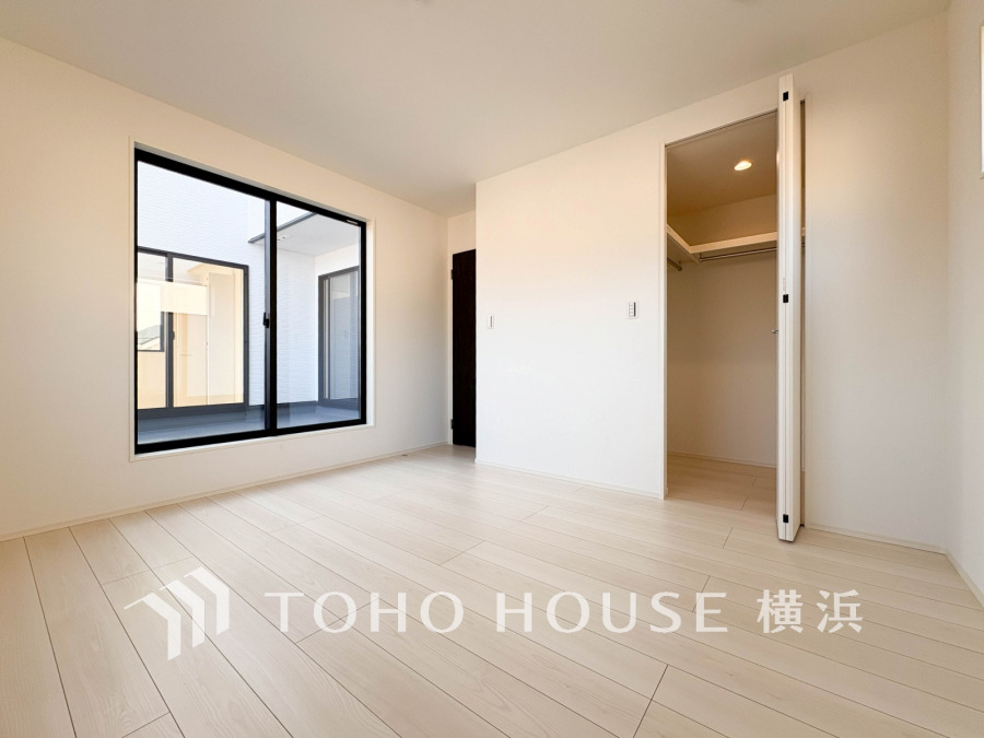 大きな窓からたっぷりと陽光が注がれる明るい空間。家族の成長に対応できる永住仕様の間取り。一日の疲れをいやしてくれる主寝室。時を忘れて過ごす場所として過ごせるお部屋