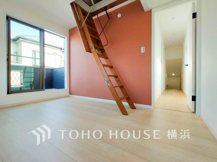 バルコニーに面した明るい洋室。収納階段で空間を有効活用できる小屋裏収納付きです。
