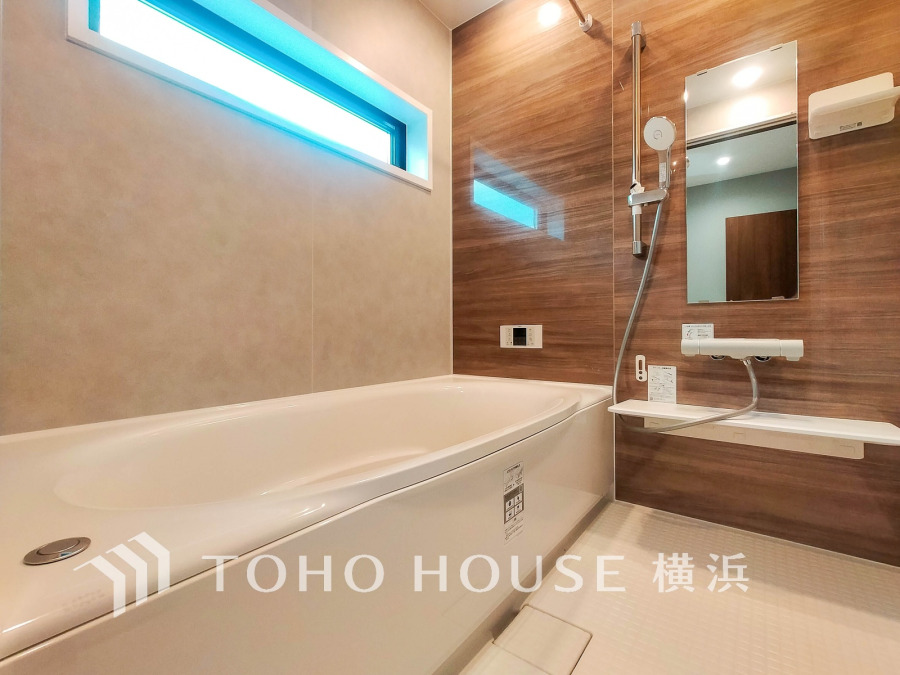 上質が感じられる質感とカラーリングで、清潔な空間美を実現。一日の疲れが癒される優雅なバスタイムを堪能できるゆとりあるバスルームです。