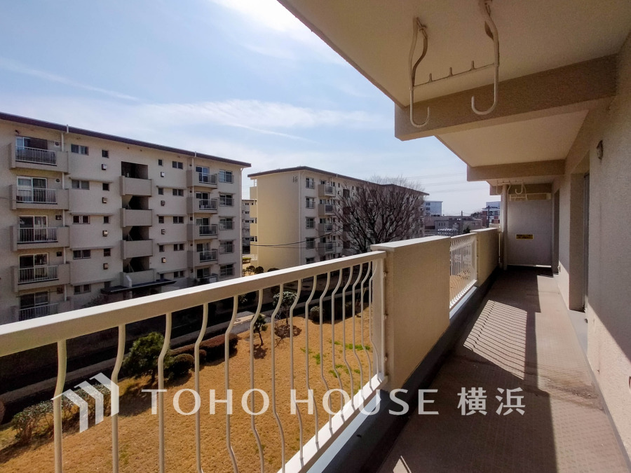 南側のワイドバルコニー。見事なまでの開放的な空間を演出しながら、プライベート性も確保された空間は我が家の自慢。アウトドアリビングとしても楽しめそう。