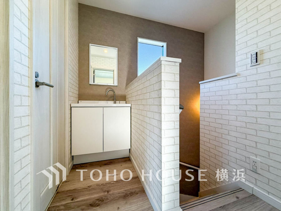 明るく清潔感のあるセカンド洗面スペース。階段横の設計で使いやすく、快適な生活動線を実現しています。