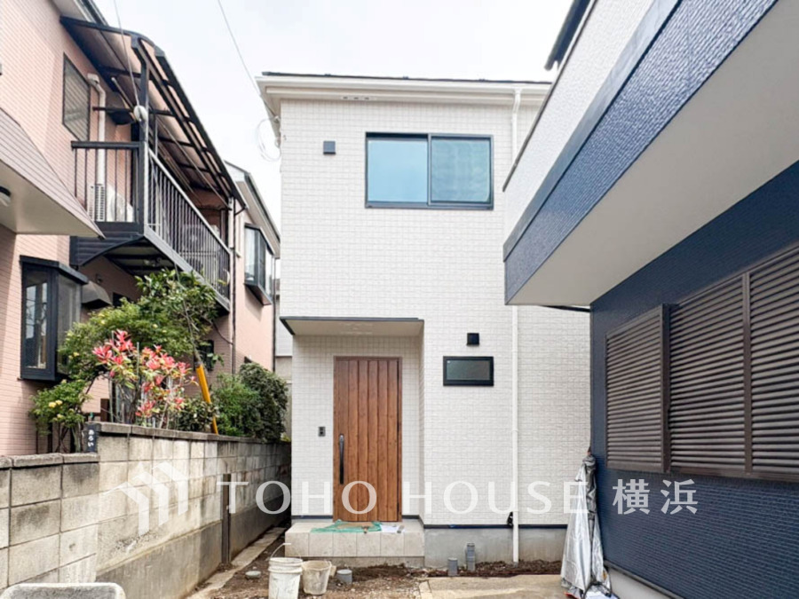 穏やかな風と陽光を導き、プライバシーに配慮された設計プランを採用し、居住性を一段と心地よいものにしています。周辺環境とのコラボレーションにより明るく開放的な空間を演出。