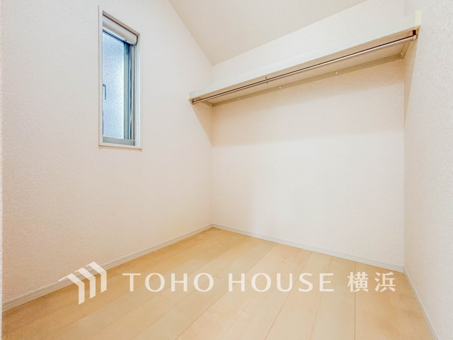 ひと目で収納物を確認できるウォークインクロゼットは、ゆとりの広さを備えた大型収納。数多くの衣類に加え、足元には引出しや衣装箱、シューズボックスなども収納することができます。