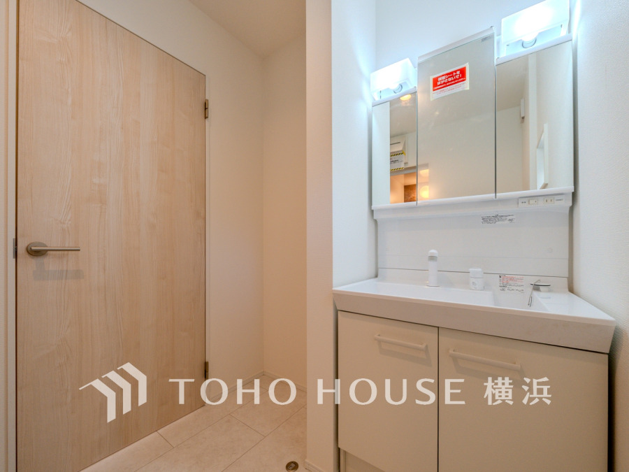 使いやすい機能が備えられた清潔感溢れる洗面空間。収納も充実しています。
