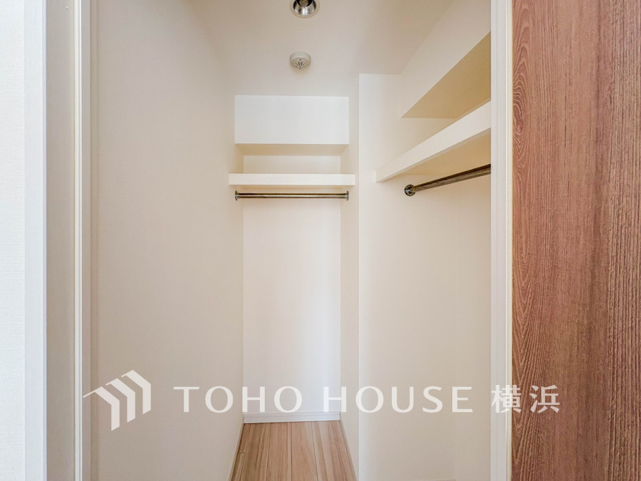 ウォークインクローゼットを完備。お子様のおもちゃやゴルフバックなど、大きなお荷物をお持ちの方や、季節物の家電製品やキャリーバック、お荷物が多い方でも安心のスペースです。