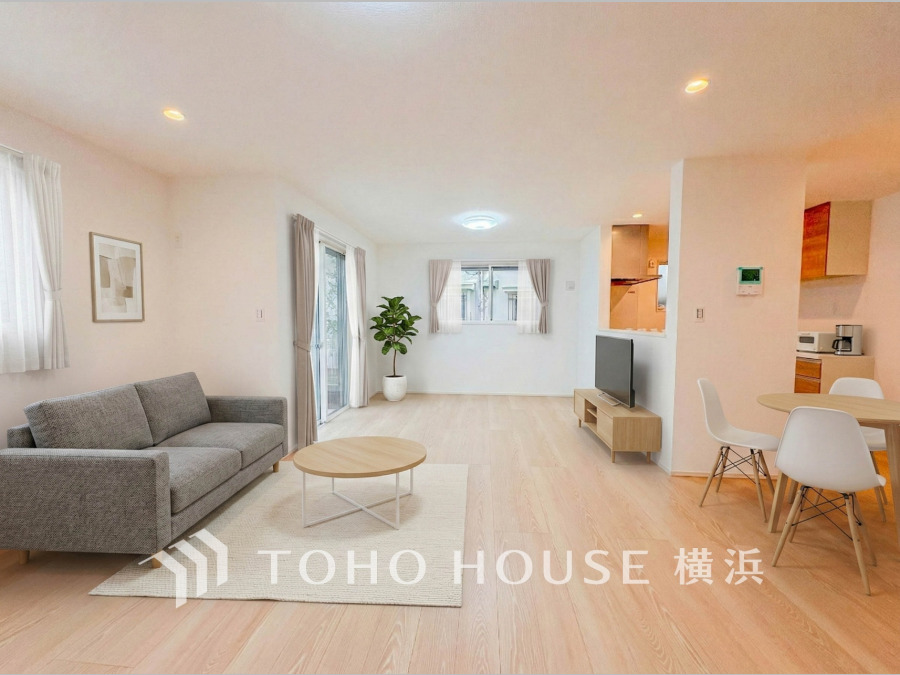 明るい光が差し込む、開放感あふれるリビングダイニング。シンプルで落ち着いた空間設計。（装飾品はAI加工です）