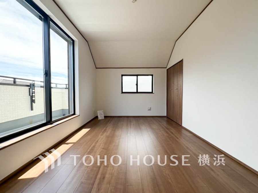 1日の疲れを癒し、心地よく寛げるようゆったりとした広さを確保しています。プライベートタイムをより優雅に穏やかに…。落ち着いた雰囲気を紡ぎます。