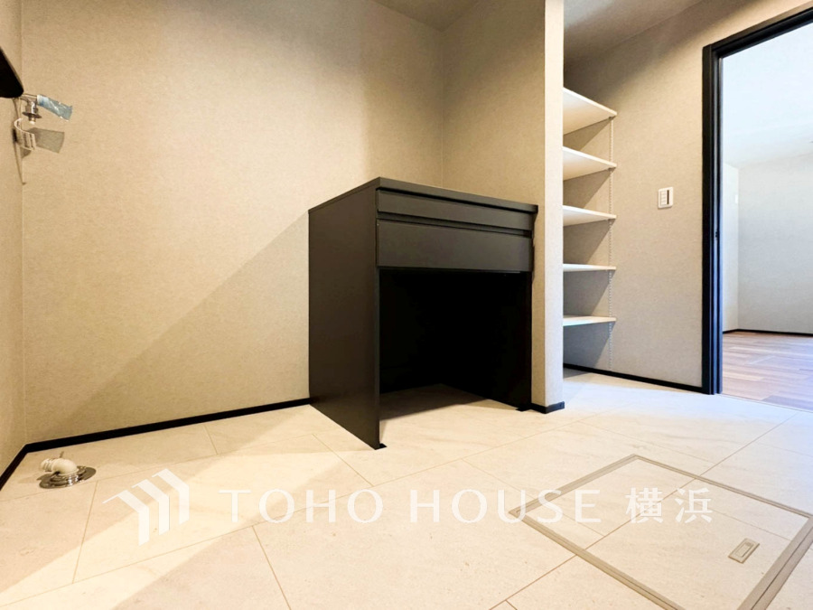 ご家族の1日が始まり、1日の終わりを締めくくる洗面空間。洗濯機を配置しても十分なスペースを確保した設計となっております。