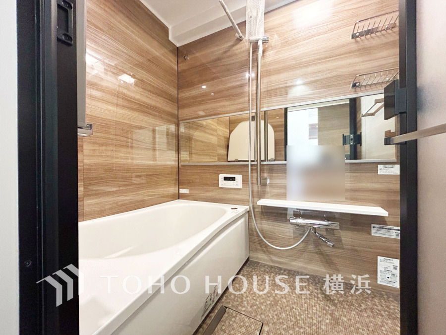 モダンデザインの空間が気持ちよさを高めてくれるバスルーム。すっきりとした清潔感の中に都会的なセンスが感じられ、心身をリフレッシュさせてくれるスペース。