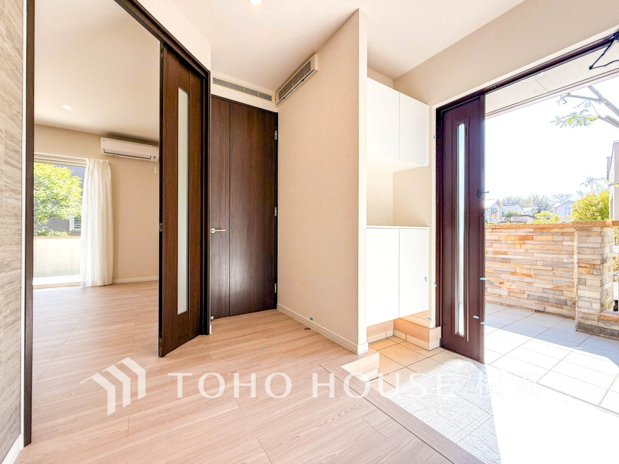 収納力の豊富なシューズボックスを設置した玄関スペース。明るくゆとりある空間です。
