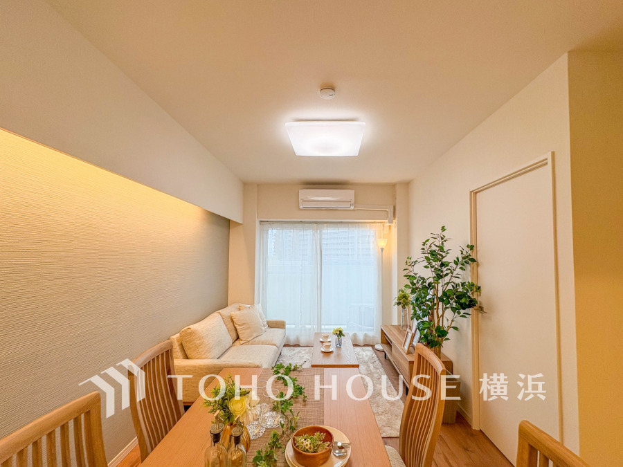 ここにはみんなが集い、食事と楽しい会話が始まる。話に夢中になりすぎて、ついつい時を忘れてしまう。そんな束の間の幸せを感じさせてくれる場所。