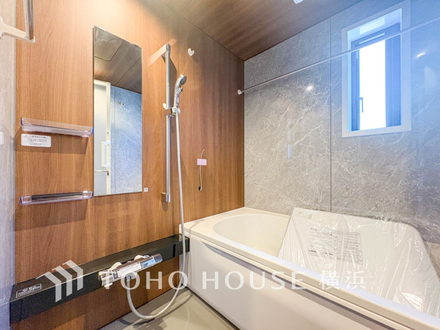 上質が感じられるカラーリングで、清潔な空間美を実現。一日の疲れが癒される優雅なバスタイムを堪能できるゆとりあるバスルームです。