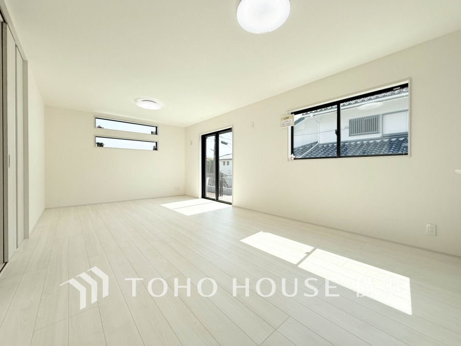 明るい光が差し込む広々としたリビングダイニング。シンプルで清潔感のある白を基調とした快適な空間です。