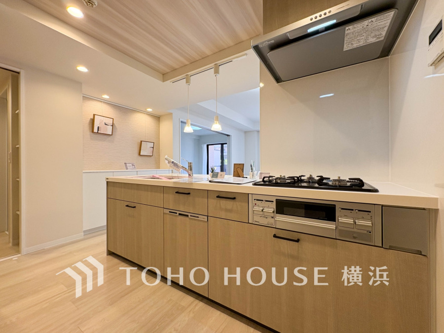 スタイリッシュな対面キッチンを採用。リビングが見渡せるので、お子様を安心して遊ばせながら家事ができ、リビング学習をするお子様にも声がかけやすい自然な距離感。 