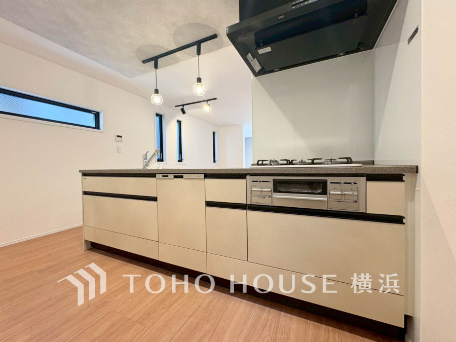 家事動線やリビングとのつながりに配慮し、食事の準備や片付けなどの家事を楽しくするキッチンスペースに仕上げました。毎日使う場所だから気持よく使えて、居心地の良い空間に。