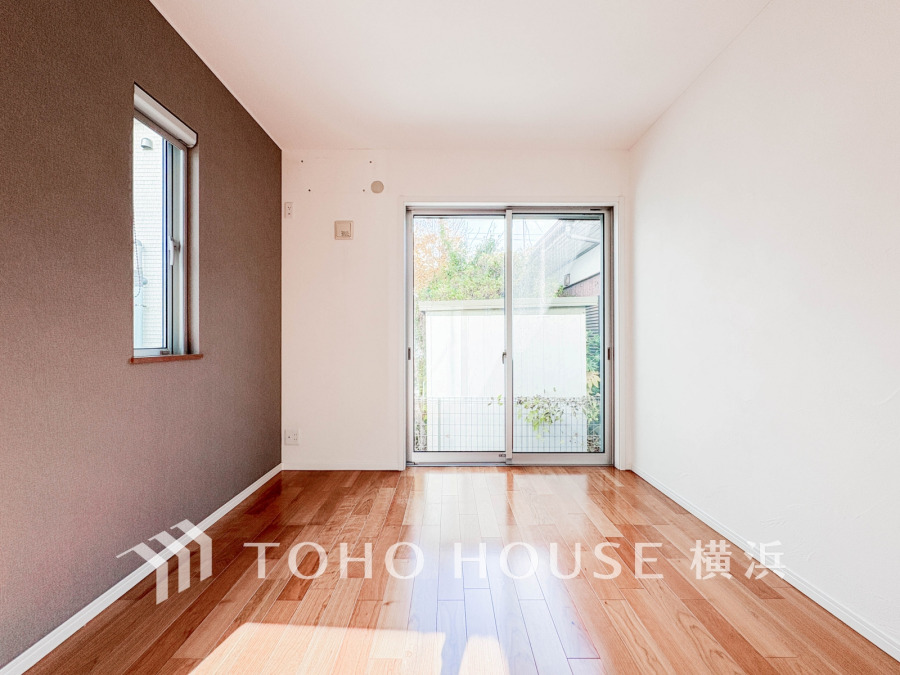 落ち着いたアクセントクロスと明るい木目床が調和する、自然光あふれる快適な空間です。