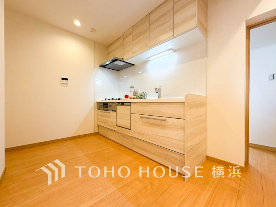 内装の主役でもあり、日常活躍する重要な水回りでもあるからこそ機能性・デザイン性に力を入れております。お手入れのしやすいシステムキッチンを採用しております。