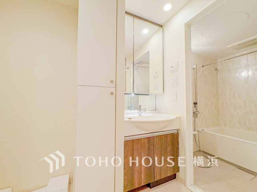 十分な大きさの洗面台は収納もさる事ながら、身だしなみチェックや歯磨きなど、朝の慌ただしい時間でもホテルライクなスペースで余裕とゆとりを感じて頂けます。