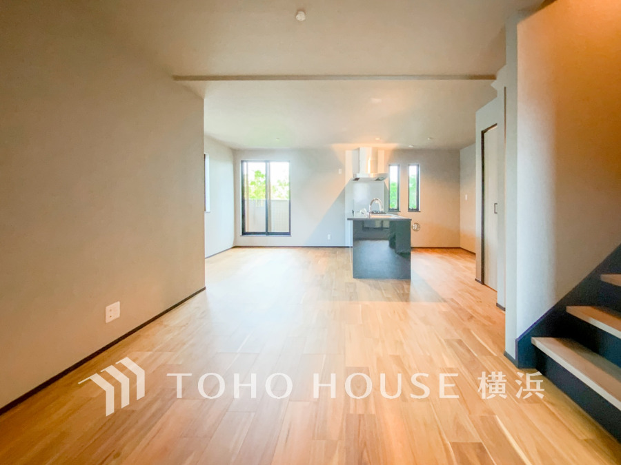 光と風が溢れる開放的なリビングダイニングには自然と家族みんなが集まってきます。明るく穏やかな空気の中で飲んだり、食べたり、笑ったり。