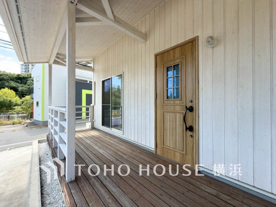お住まいに出会う人々を出迎える玄関だからこそ、広々清潔感あふれる空間にしたいもの。広く設けられたウッドデッキが、住まう人や訪れる人を心地よく迎え入れる上質な空間を演出しています。