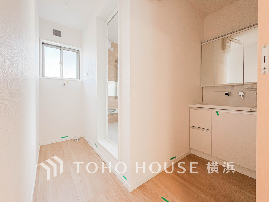 清潔感のある洗面＆バスルーム。水回りを２階に集約させ、家事動線に優れた間取りです。
