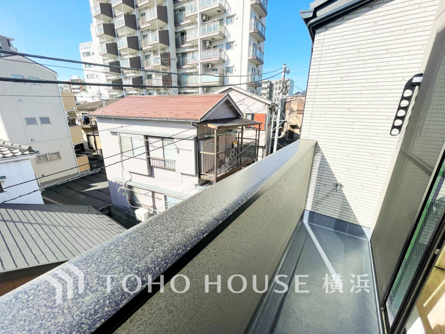 たっぷりの陽光が差し込むバルコニー。健やかな暮らしを守る太陽の恵みを存分に享受できます。爽やかな風と暖かな陽射しが紡ぐハーモニーが日々の暮らしのBGMになることでしょう。