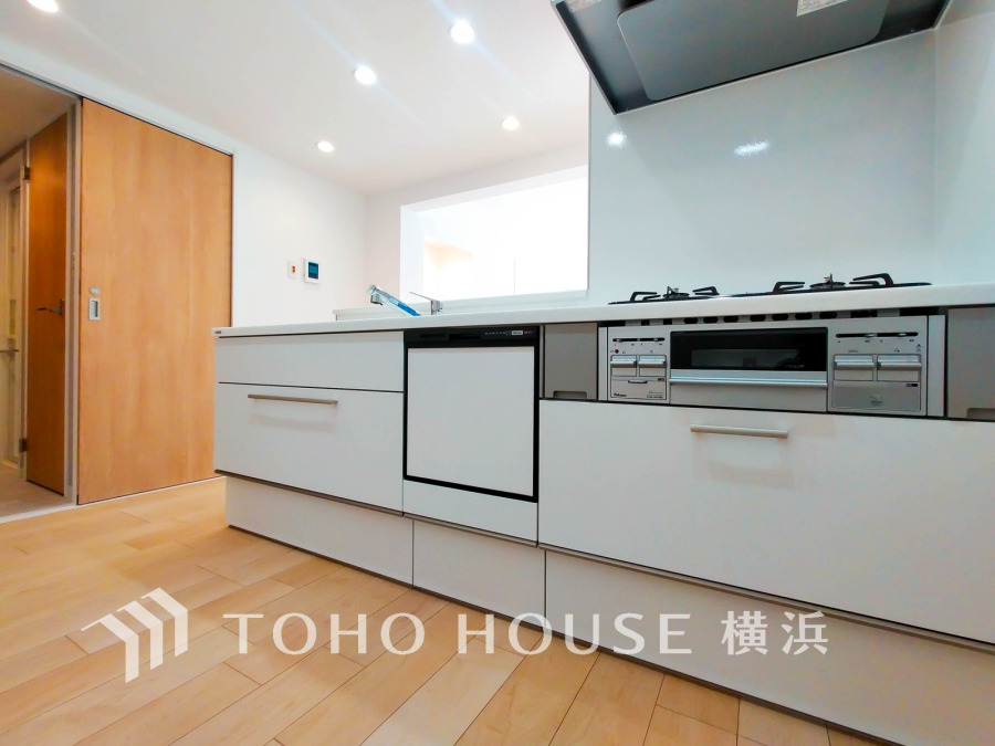 プライベートスペースを彩るインテリアとしての美と、快適な日常を支える機能性と強さがひとつになったキッチンです。開放的な対面カウンターキッチンはリビングと一体感のある空間。