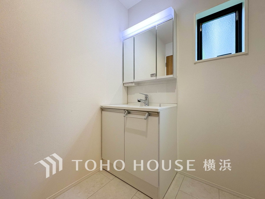 十分な大きさの洗面台は、身だしなみチェックや歯磨きなど、朝の慌ただしい時間でも余裕とゆとりを感じて頂けます。