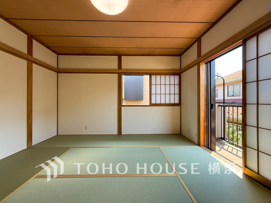 洋室とはまた違った良さがある和室。畳の香りに癒され、和の空間を感じることのできる落ち着きある一部屋です。障子からこぼれる光も優しく心穏やかになる空間です。