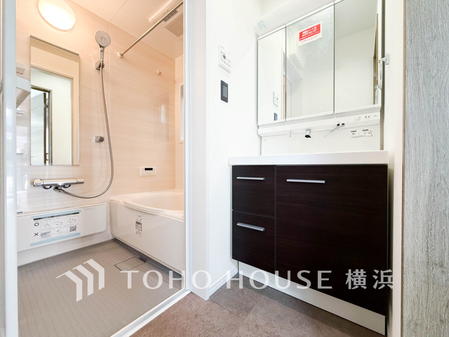 ご家族の1日が始まり、1日の終わりを締めくくる洗面空間。快適に過ごせることはもちろん、気品や優雅さを兼ね備えたパウダールームです。