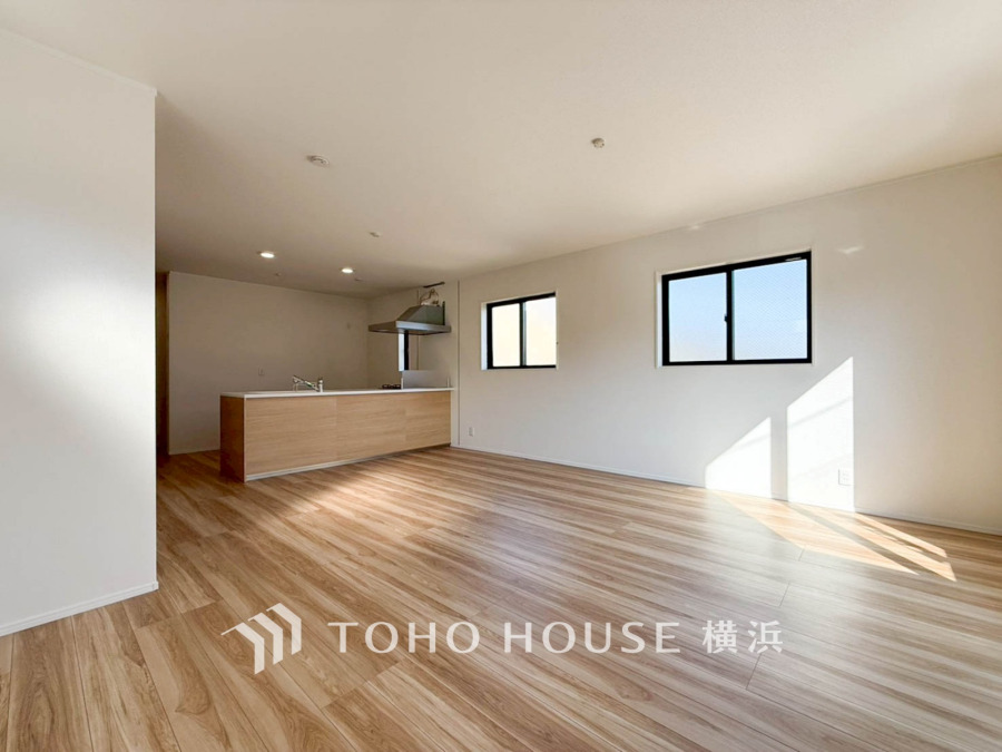 光と風があふれる開放的なリビングダイニングには自然と家族みんなが集まってきます。明るく穏やかな空気のなかで飲んだり、食べたり、笑ったり。