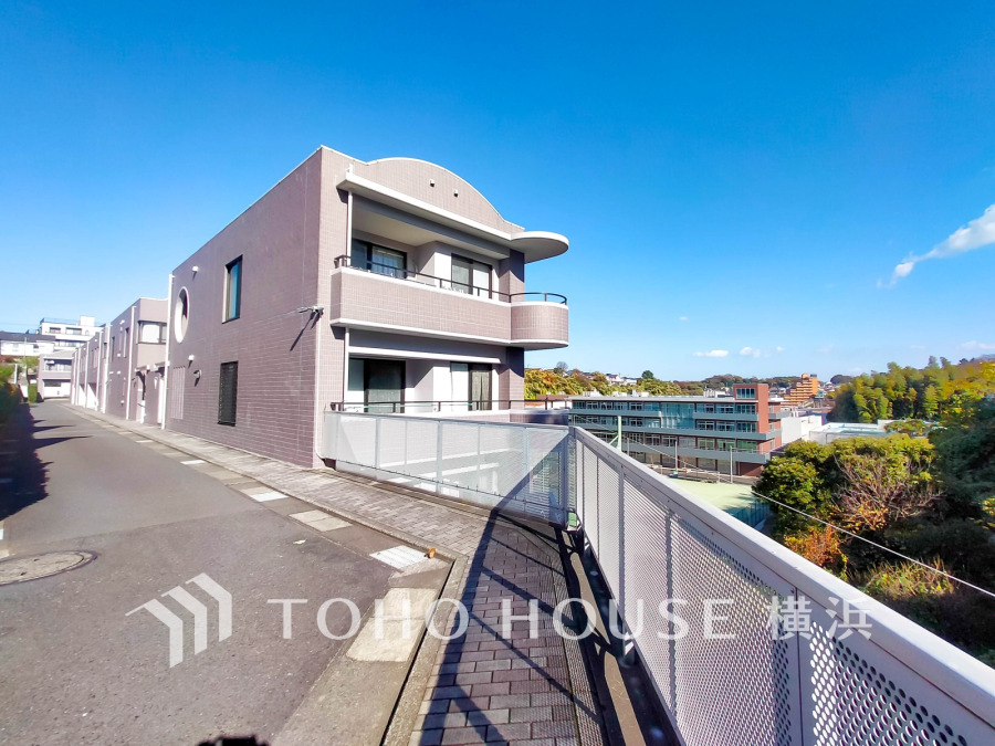 陽当たりに恵まれた閑静な住宅街。高校の敷地に隣接した開放感のあるロケーションです。