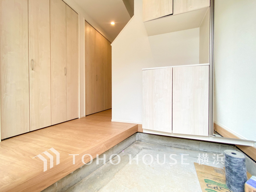 上質感漂う明るい玄関。居住者の帰り、訪れる方を優しく迎える・安らぎに満ちた生活空間を予感させる。健やかな暮らしを楽しめそう