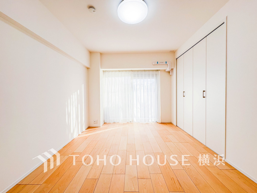 明るい自然光が差し込む、清潔感あふれるシンプルな洋室。大容量クローゼットで収納も充実。