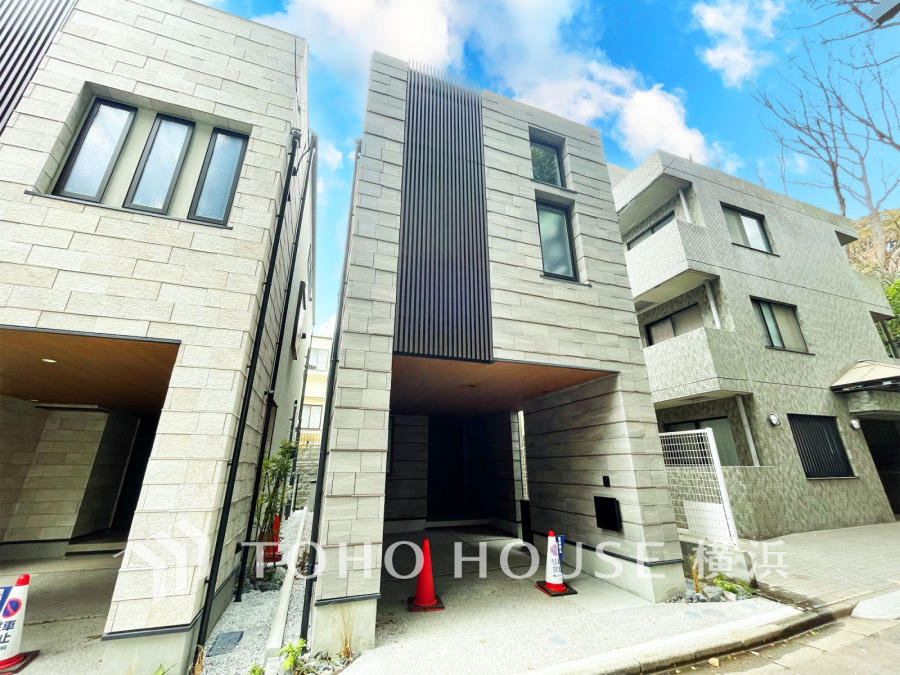 スタイリッシュなデザインと機能性を兼ね備えた3階建て住宅。駐車スペースも完備。