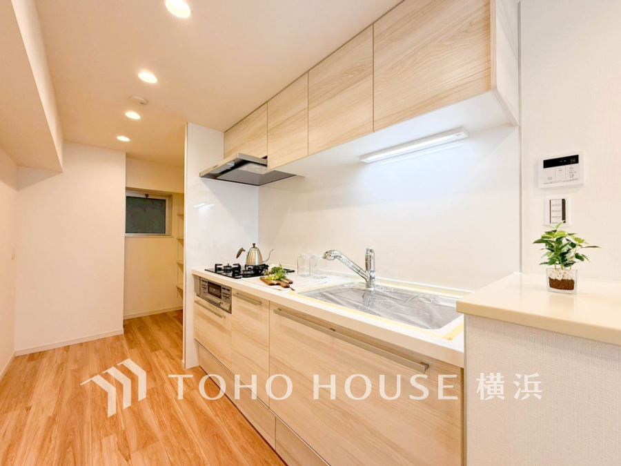 家事動線やリビングとのつながりに配慮し、食事の準備や片付けなどの家事を楽しくするキッチンスペースに仕上げました。毎日使う場所だから気持よく使えて、居心地の良い空間に。