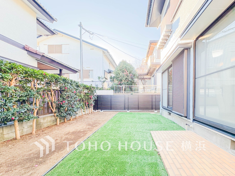 毎日の暮らしの中に癒しを与えてくれるお庭スペース。小さなお子様の遊び場にもちょうど良い空間です。ガーデニングで色とりどりの草花を綺麗に飾ればより一層華やかな空間になります。