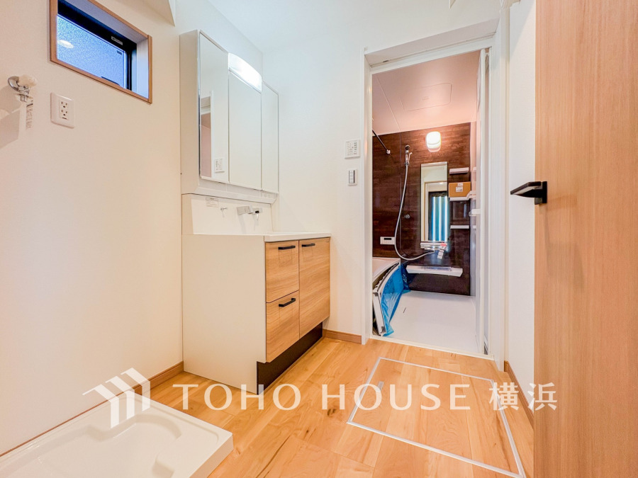 脱衣スペースを含む空間はゆとりの広さを設け、また洗面化粧台にも収納スペースを設ける事により、散らかりやすい洗面スペースをスッキリ保てます。