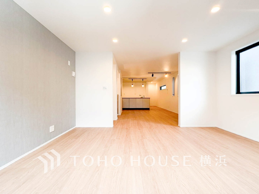 家族と過ごすひと時を溢れる光が優しく包み込むリビングダイニング。家族とともに、心穏やかに過ごすひととき。家族との時間、自分の時間を大切にできる空間がここにあります。