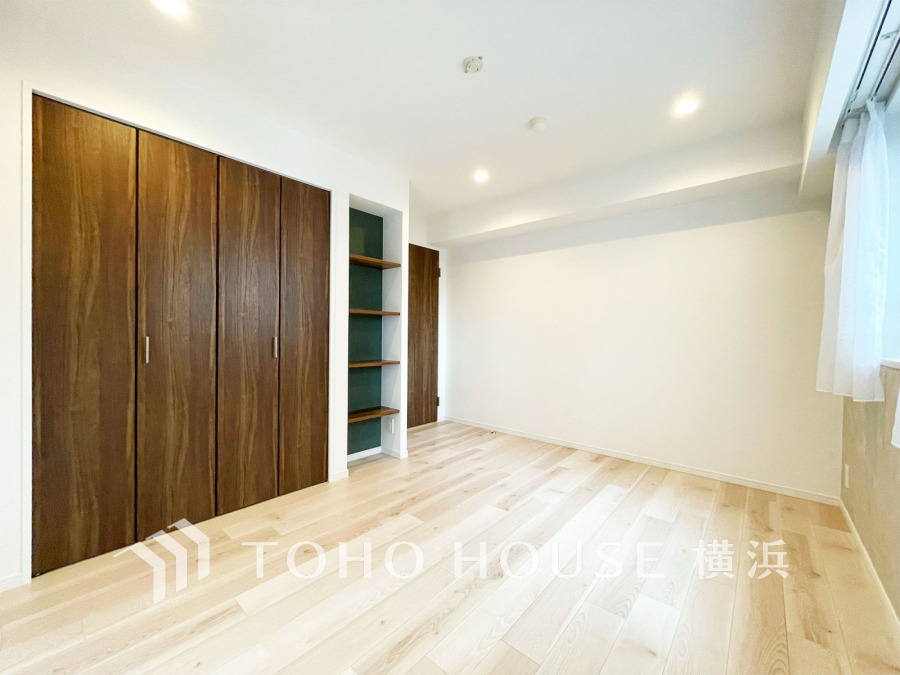 たっぷりの収納を備えた洋室。プライベートな自分時間を快適に過ごせるお部屋です。
