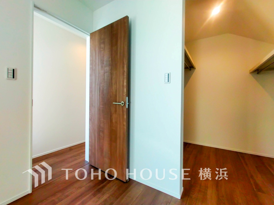 ウォークインクローゼット（＝WIC）は家族みんなの衣類が収納できるよう広めに設計。見やすく取り出しやすい、機能的で使い勝手のよい収納スペースです。