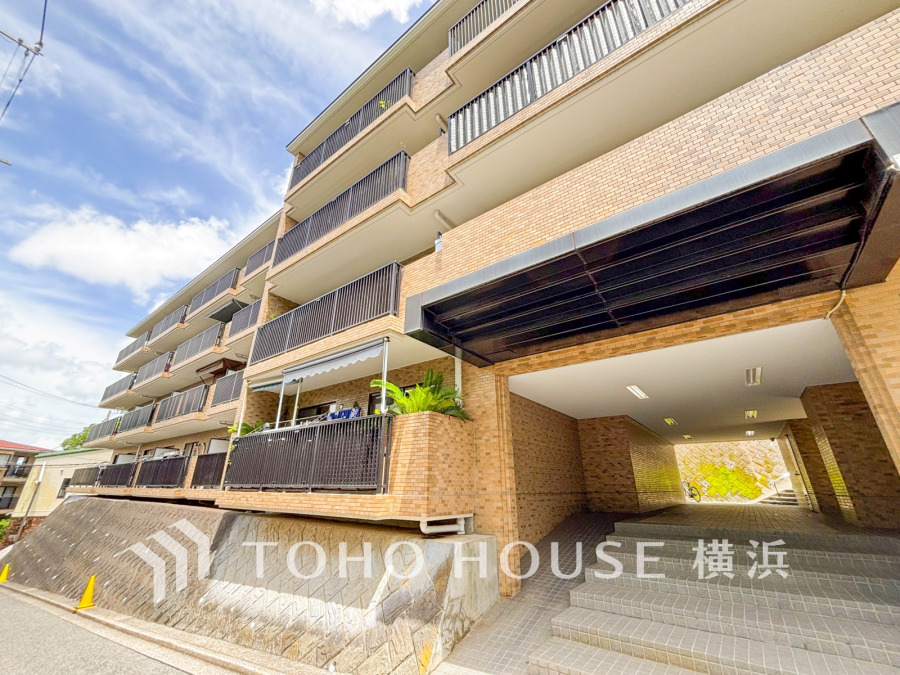住む人を映し出す洗練された佇まいは、いつまでも輝き続けながらいつしか街の風景に溶け込んでいきます。