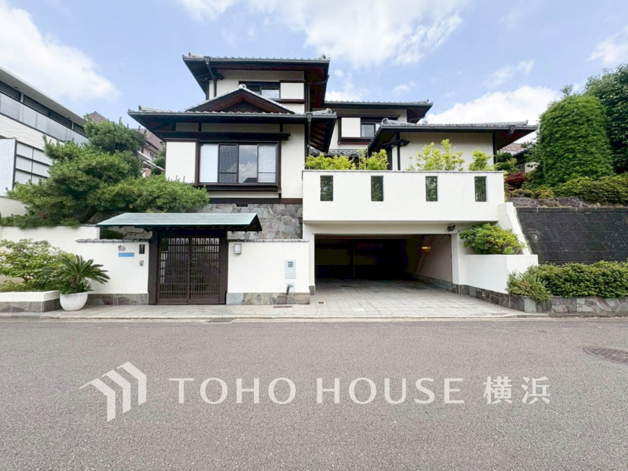 閑静な住宅街に佇む三井不動産旧分譲の上質な大型邸宅。電動シャッター付きのビルトインガレージには2台駐車可能（車種によります）