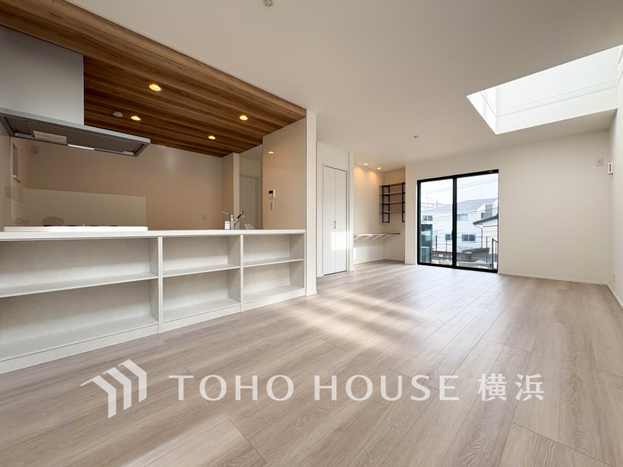 柔らかな色合いのフローリングと清潔感の溢れるクロスが明るい空間を創り出しているリビングダイニング。憩いの場に相応しく、ここで楽しむ家族の時間が絆をより深めてくれそうです。